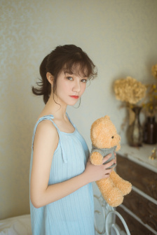 丰满少妇张开大白腿摄影图片